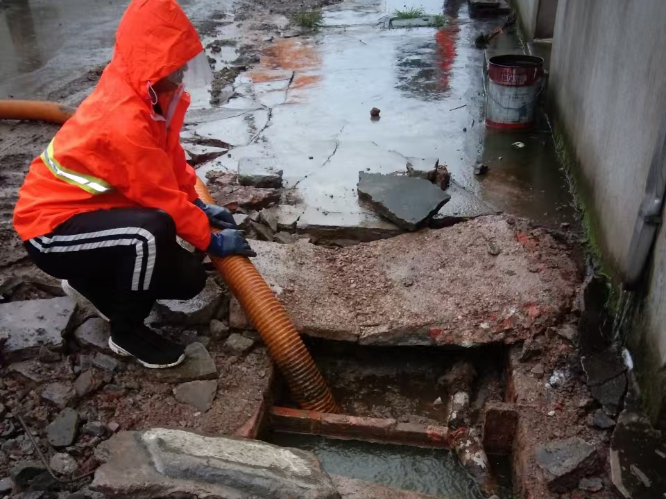 准格尔专业清理污水池 炜誉市政以规范流程守护城市 “肠道”