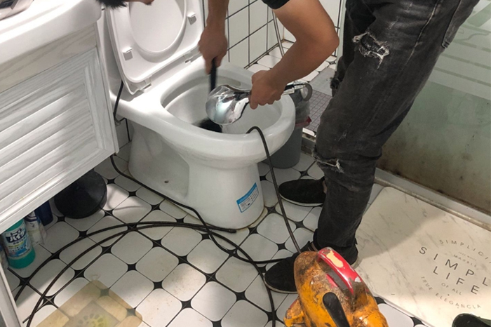 准格尔马桶堵塞自己疏通还是找师傅？专业上门服务让你省时更省心